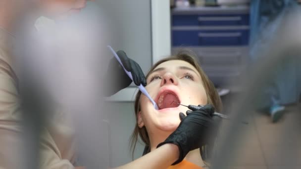 Processo Tratamento Dos Dentes Uma Jovem Mulher Com Ajuda Instrumentos — Vídeo de Stock