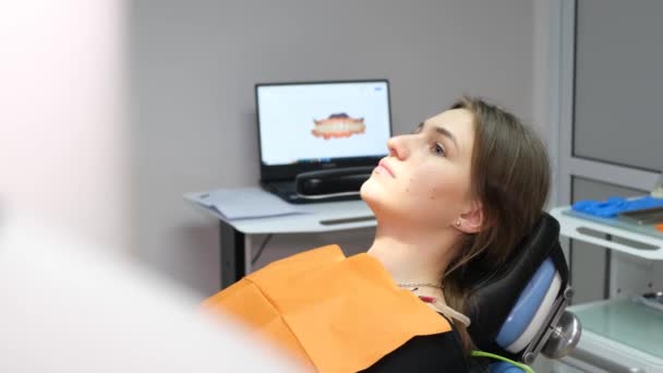 スローモーションビデオ 診察の前に歯医者の若い患者の女の子 歯のタイムリーな治療 歯医者への訪問 — ストック動画