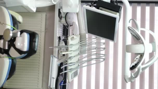 Vertikální Video Moderní Zubní Ordinace Vybavené Pohodlnou Židlí Obrazovkou Nářadím — Stock video
