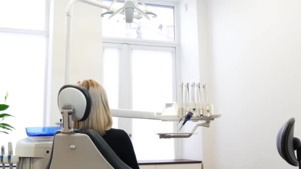 Een Jonge Vrouwelijke Patiënt Tandartsstoel Voor Aanvang Van Tandheelkundige Behandeling — Stockvideo