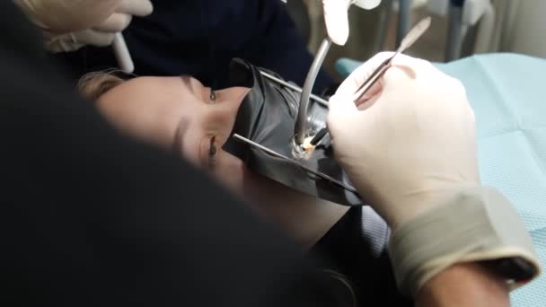 Proces Léčení Zubů Mladé Ženy Pomocí Moderních Technologií Nástrojů Včasné — Stock video