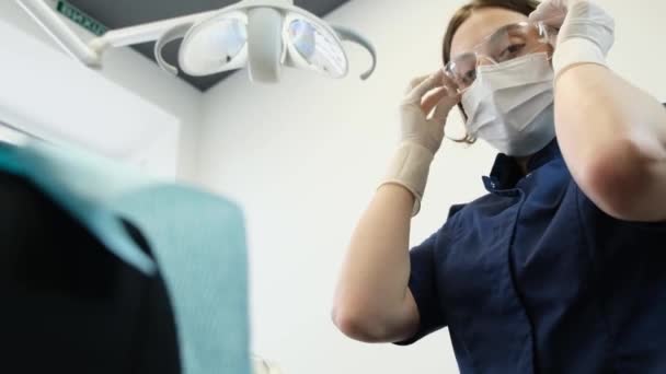 Стоматолог Перед Лечением Зубов Пациентов Стоматолог Регулирует Лампу Стоматологического Освещения — стоковое видео