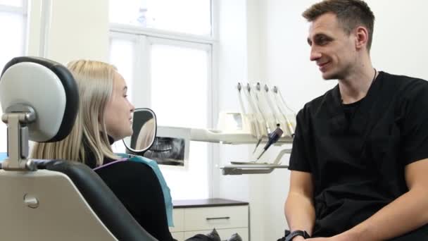 Zadowolony Pacjent Patrzy Lustro Dentystyczne Wyleczone Zęby Kobieta Lekarz Gabinet — Wideo stockowe