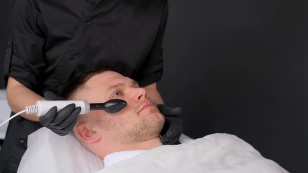 Jeune Homme Rend Visite Esthéticien Cosmétologue Fait Massage Facial Sur — Video