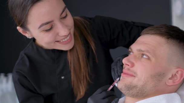 Nöjd Kund Vid Ett Möte Med Kosmetolog Som Utför Botox — Stockvideo