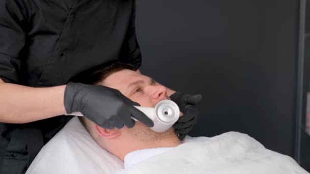 Massage Facial Jeune Homme Séduisant Aide Masseur Électrique Moderne Cosmétologie — Video