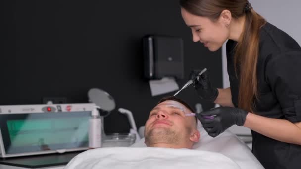 Dermatologue Portant Des Gants Met Masque Sur Visage Homme Soins — Video
