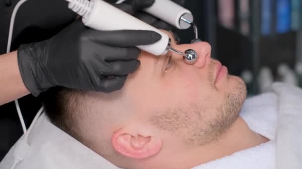 Close Esteticista Jovem Atraente Uma Massagem Facial Usando Vibrador Elétrico — Vídeo de Stock