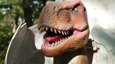 Bir bebek dinozor yumurtadan çıkıyor. Bir dinozorun doğumu. Jurassic Park 'ta dinozor modelleri.