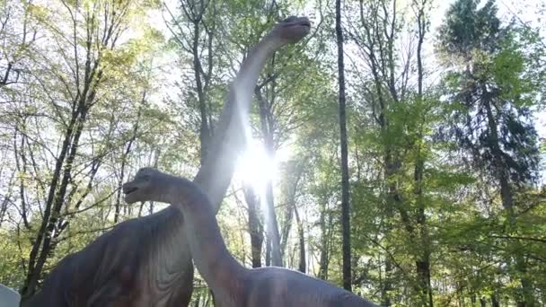 Μεγαλύτεροι Δεινόσαυροι Μια Μητέρα Δεινόσαυρος Μικρά Της Στέκεται Στη Μέση — Αρχείο Βίντεο