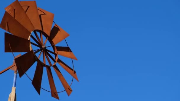 Деревянный Флюгер Фоне Прекрасного Неба Вращается Зависимости Направления Ветра Энергия — стоковое видео