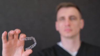 Yakın plan, bir dişçi dişleri düzeltmek için modern hizalayıcıları gösteriyor. Diş tedavisi kavramı