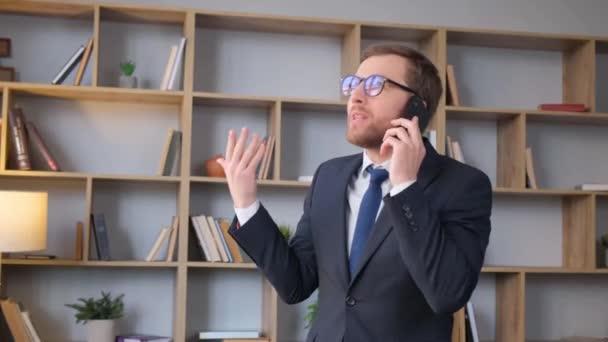 Positivo Manager Occupato Parlare Telefono Con Clienti Mentre Piedi Ufficio — Video Stock