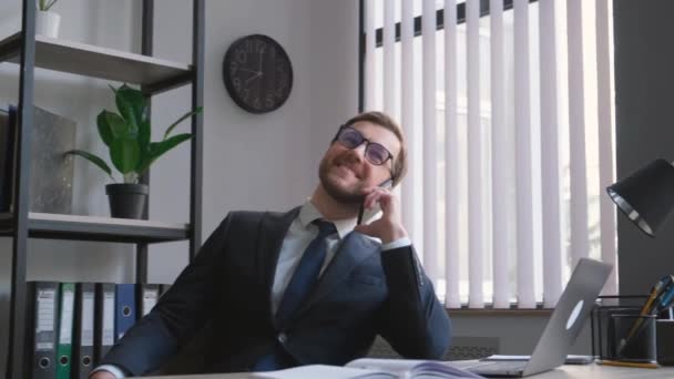 Pomyślny Atrakcyjny Menedżer Sprzedaży Rozmawiający Przez Telefon Siedząc Wygodnym Krześle — Wideo stockowe