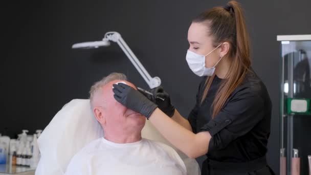 Uomo Anziano Durante Esame Cosmetologo Seduto Una Sedia Una Clinica — Video Stock