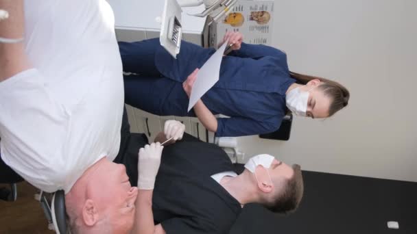Dentysta Pracuje Swoją Asystentką Starszy Mężczyzna Odwiedza Dentystę Bada Zęby — Wideo stockowe