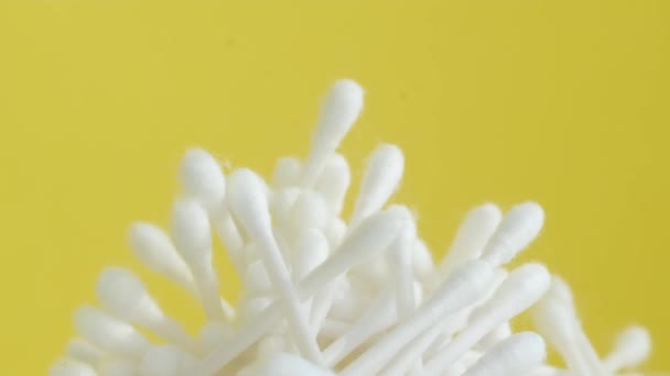 Группа Белых Ушных Палочек Ярко Желтом Фоне Вращающихся Кругу Пластиковые — стоковое видео