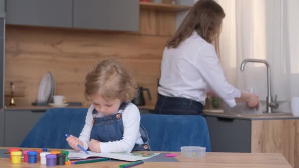 Ένα Μικρό Κορίτσι Πολλά Χρωματιστά Μολύβια Χρωματίζει Μια Εικόνα Ένα — Αρχείο Βίντεο