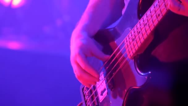 Detailní Záběr Hudebníka Hrajícího Baskytaru Během Rockového Koncertu Světové Turné — Stock video