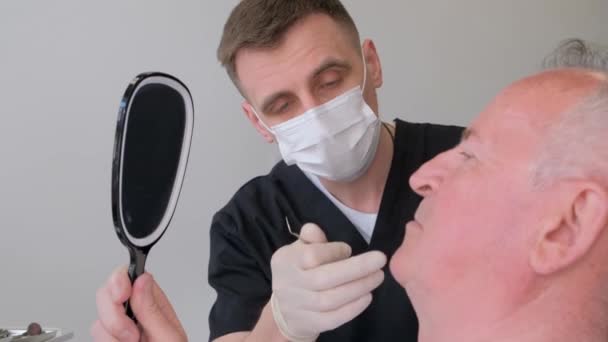 Homme Âgé Heureux Souriant Examiné Par Dentiste Assis Dans Fauteuil — Video