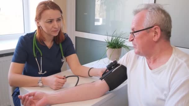 治疗师测量男性患者的血压 老年男子的血压和心脏问题 垂直录像 — 图库视频影像