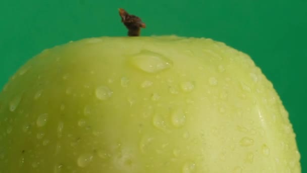 绿色苹果 水滴在绿色的背景上 有机新鲜苹果宏观收尾 健康的水果食品 海报或广告牌的背景 垂直录像 — 图库视频影像