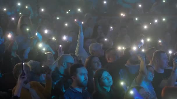 Ludzie Świecący Latarkami Smartfonów Podczas Koncertu Radosna Publiczność Lubi Słuchać — Wideo stockowe
