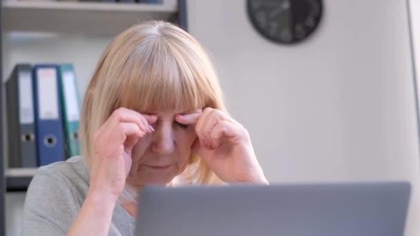 Dojrzała Starsza Kobieta Kończy Dzień Pracy Biurze Jej Oczy Bolą — Wideo stockowe