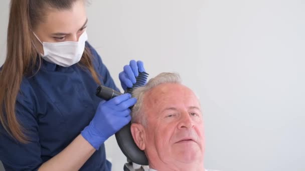 Bărbat Vârstă Este Examinat Tricholog Problema Căderii Părului Bătrânețe Videoclipuri — Videoclip de stoc