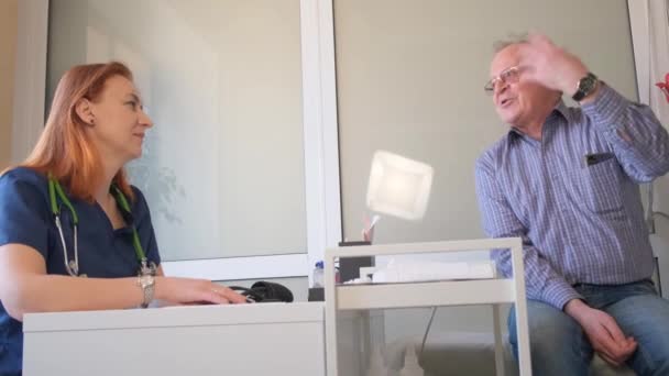 一位心脏科医生与他办公室里的一位病人交谈 老年人的心脏问题 现代欧洲诊所 — 图库视频影像