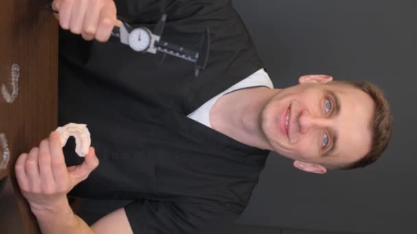 Portret Van Een Chirurg Met Een Kaliber Zijn Handen Plastische — Stockvideo