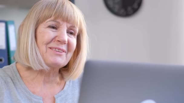 Een Oudere Vrouw Heeft Een Videogesprek Kantoor Energiek Een Goed — Stockvideo