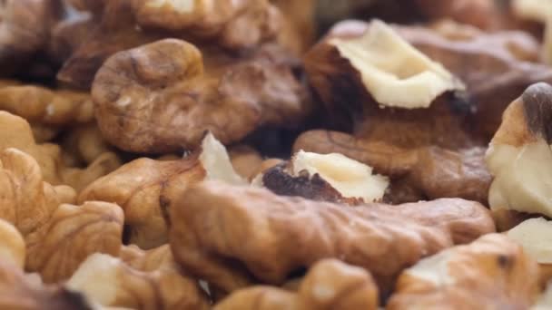 一堆成熟的褐色核桃在盘子里旋转 有用的超级食物 大脑的维生素 垂直录像 — 图库视频影像