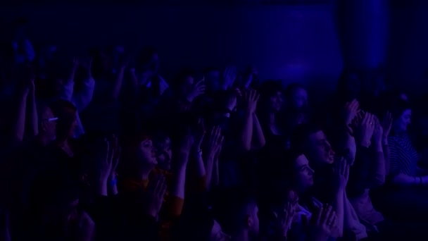 Foule Fans Applaudissant Festival Musique Dans Grand Hall Vue Côté — Video