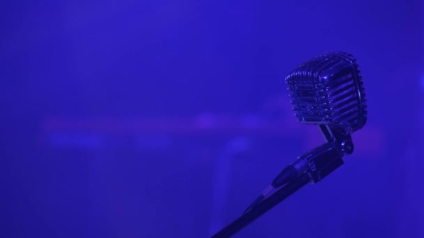 Gece Kulübünde Şarkı Söylemek Için Mikrofonu Kapat Caz Müzik Konsepti — Stok video