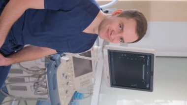 Dikey video, ultrason tanısı olan bir doktorun portresi. Klinikte üreme doktoru.