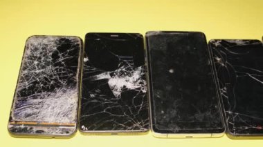 Atölyede kırık ekranlı eşyalar var. Cep telefonlarından kurtulun. Eski teknoloji.