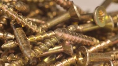 Masa makro videosundaki vidaları ve vidaları kendi kendine vuruyorsun. Vidaya süper yakınlaş. Metal vidaların reklamı. Dikey video