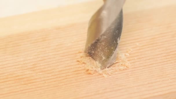 用刨花在木制表面打孔的湿钻头的水平视频 木制品的工业生产 — 图库视频影像