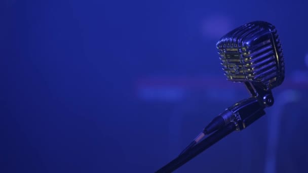Крупный План Концертного Микрофона Сцене Темноте Голубыми Яркими Огнями Микрофон — стоковое видео