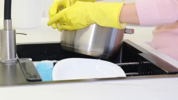 一个女人戴着手套用洗涤剂洗手的特写镜头 打扫厨房 家里的清洁 每天的女人 — 图库视频影像