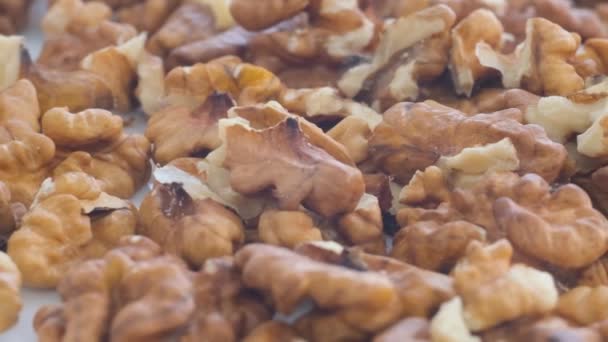 Kupa Dojrzałych Brązowych Orzechów Włoskich Obraca Się Talerzu Przydatne Jedzenie — Wideo stockowe