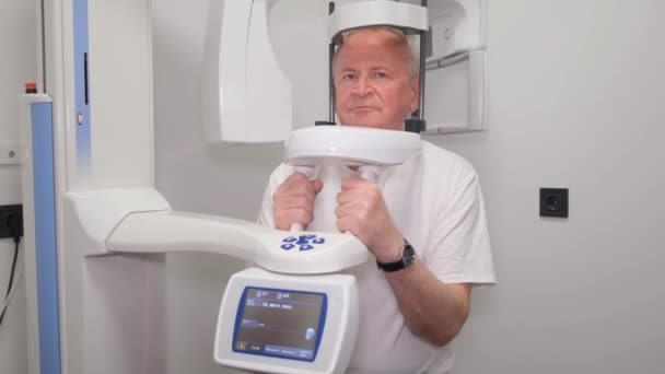 牙科X光机 带有测头装置 老年人对自己的脸拍照 3D可视化 垂直录像 — 图库视频影像