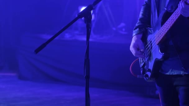 Nahaufnahme Des Bassgitarrenspiels Während Eines Rockkonzerts Auf Einer Großen Bühne — Stockvideo