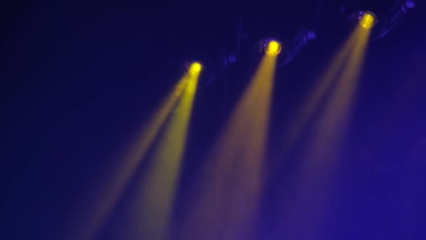 Podczas Koncertu Scenie Muzycznej Zapalają Się Latarki Jasne Oświetlenie Scenie — Wideo stockowe