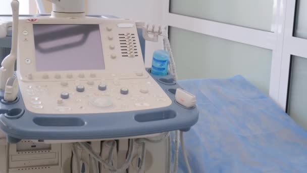 妊婦を診断するための超音波装置 子供が生まれるのを待っている 現代のクリニック 4Kビデオ — ストック動画