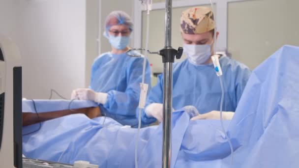 腿静脉的外科手术 静脉内消融 硬化症治疗 以及静脉结扎和切除 将溶液注入静脉使其凝固并停止流动的过程 — 图库视频影像