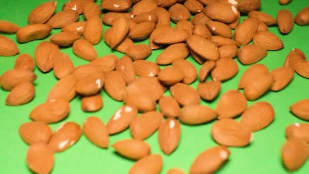 Yeşil Arka Plana Düşen Badem Fıstıkları Bademler Vitaminleri Bakımından Zengindir — Stok video
