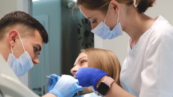 Dentista Asistente Examinan Cavidad Oral Tratan Cliente Tratamiento Dental Concepto — Vídeos de Stock