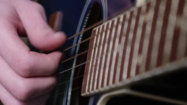 Chico Rizado Pelo Rojo Apariencia Americana Está Aprendiendo Tocar Guitarra — Vídeos de Stock